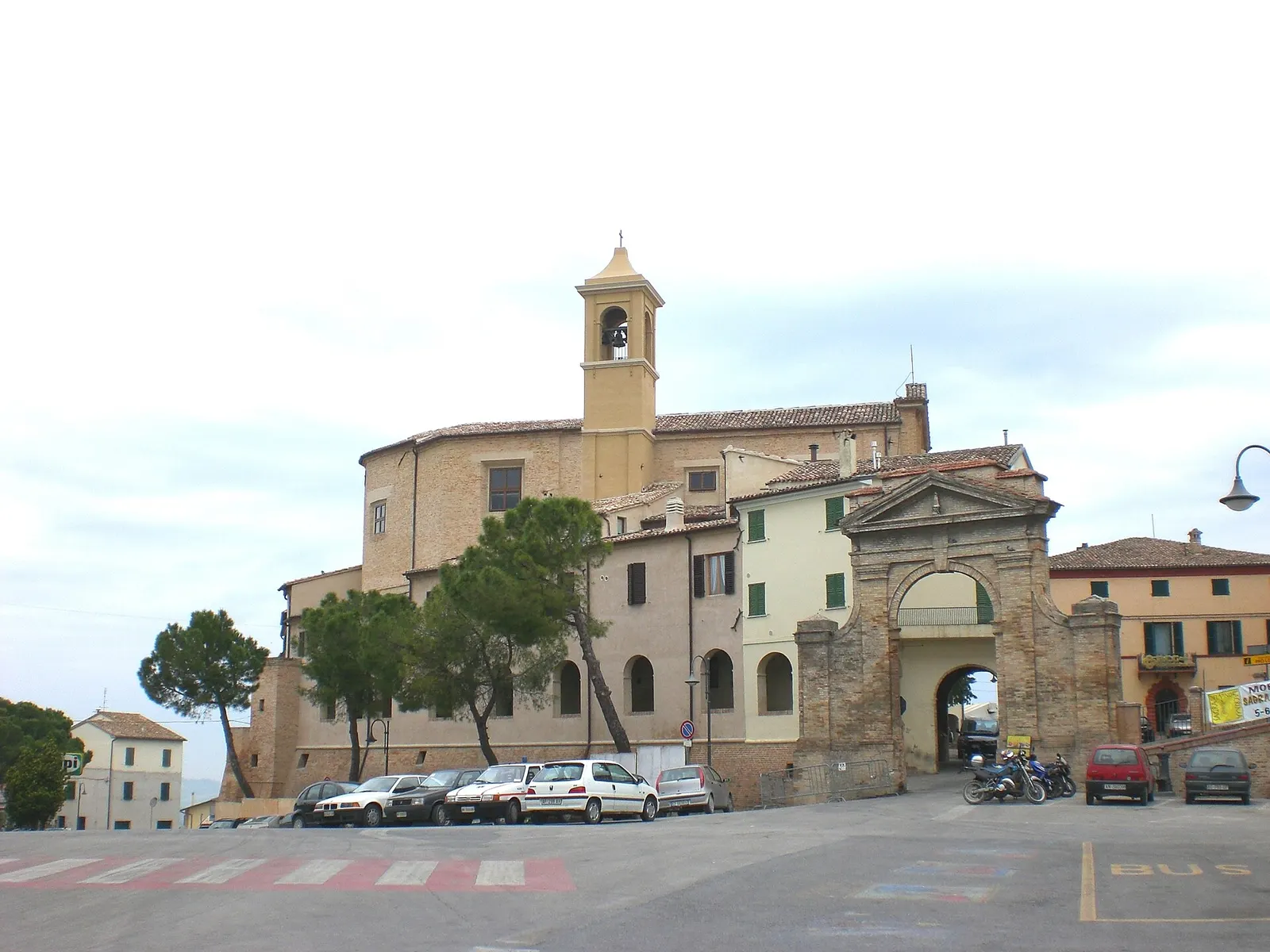 Centro storico di Morro d'Alba con campanile e porta ad arco in pietra nelle Marche