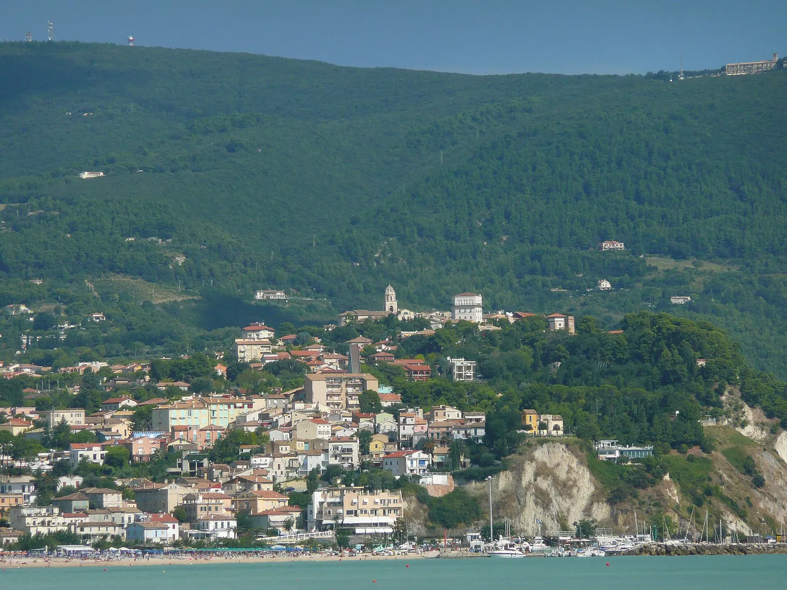 Veduta panoramica di Numana che digrada dal Monte Conero verso il mare Adriatico con case e vegetazione
