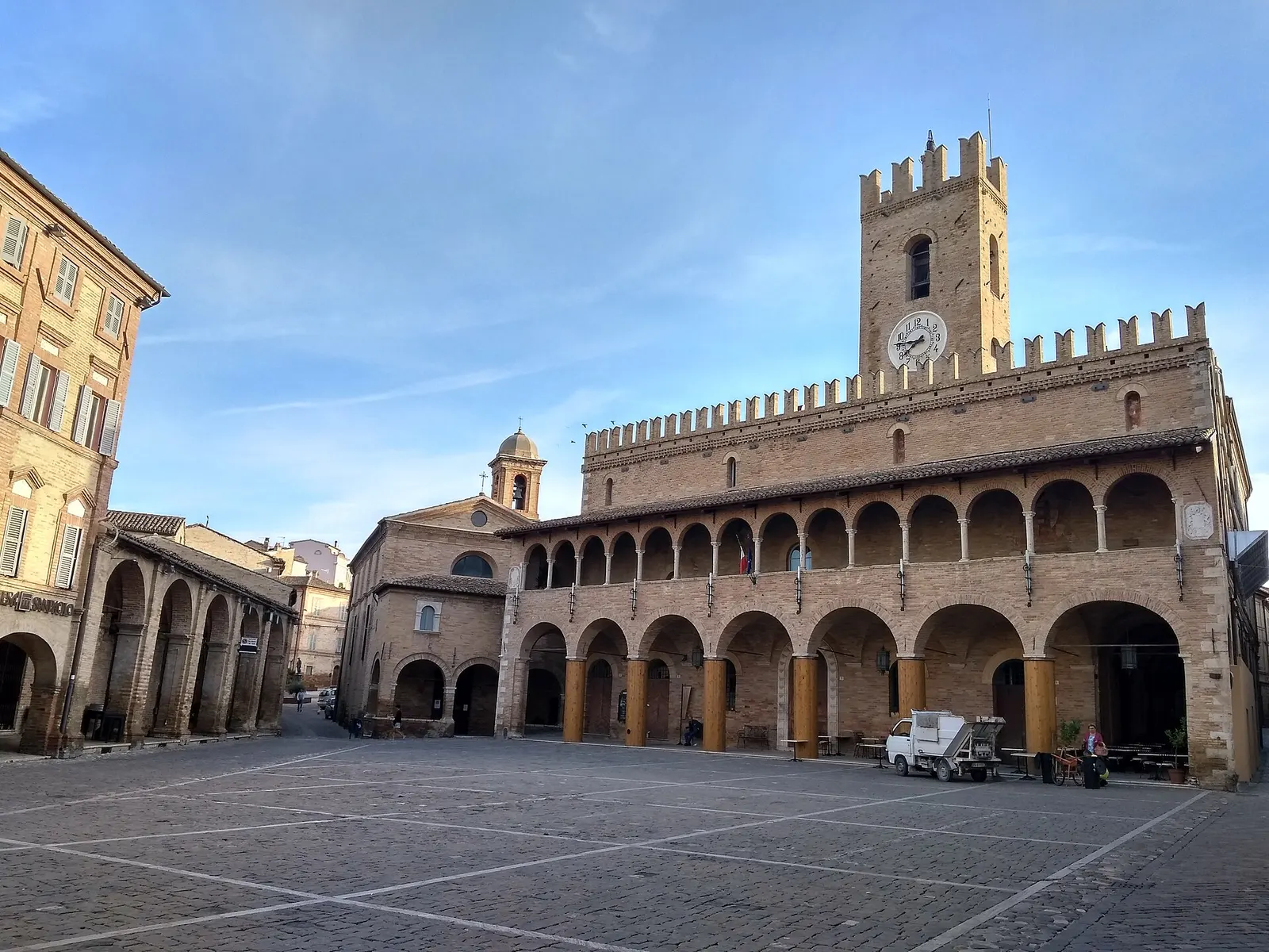 Palazzo Comunale di Offida con torre merlata e portici nella piazza del centro storico marchigiano