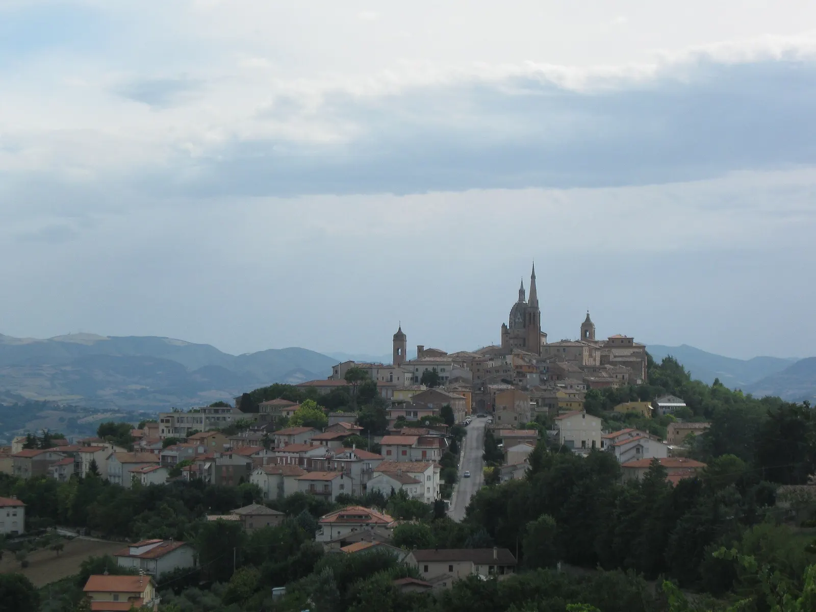 Centro storico di Ostra Vetere su collina con campanili e case tra colline marchigiane