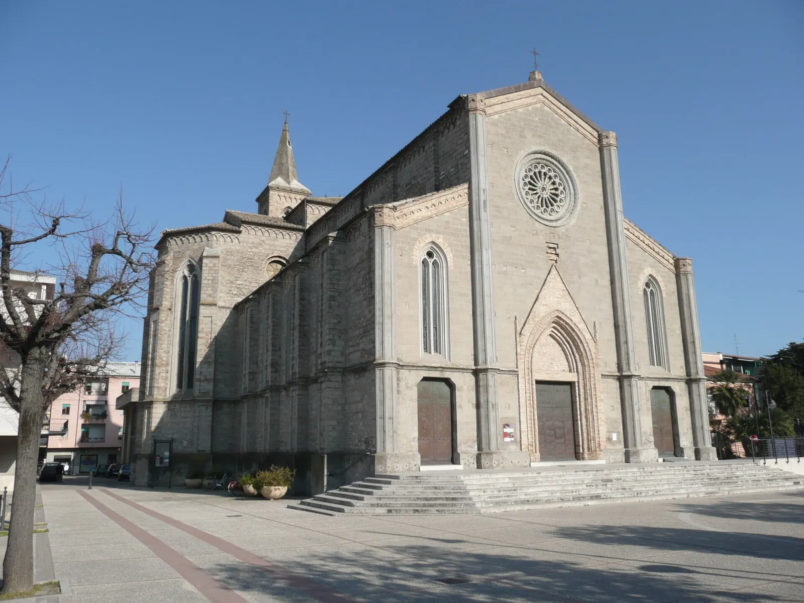 Chiesa di San Pietro e Paolo nella piazza principale di Pedaso in provincia di Fermo