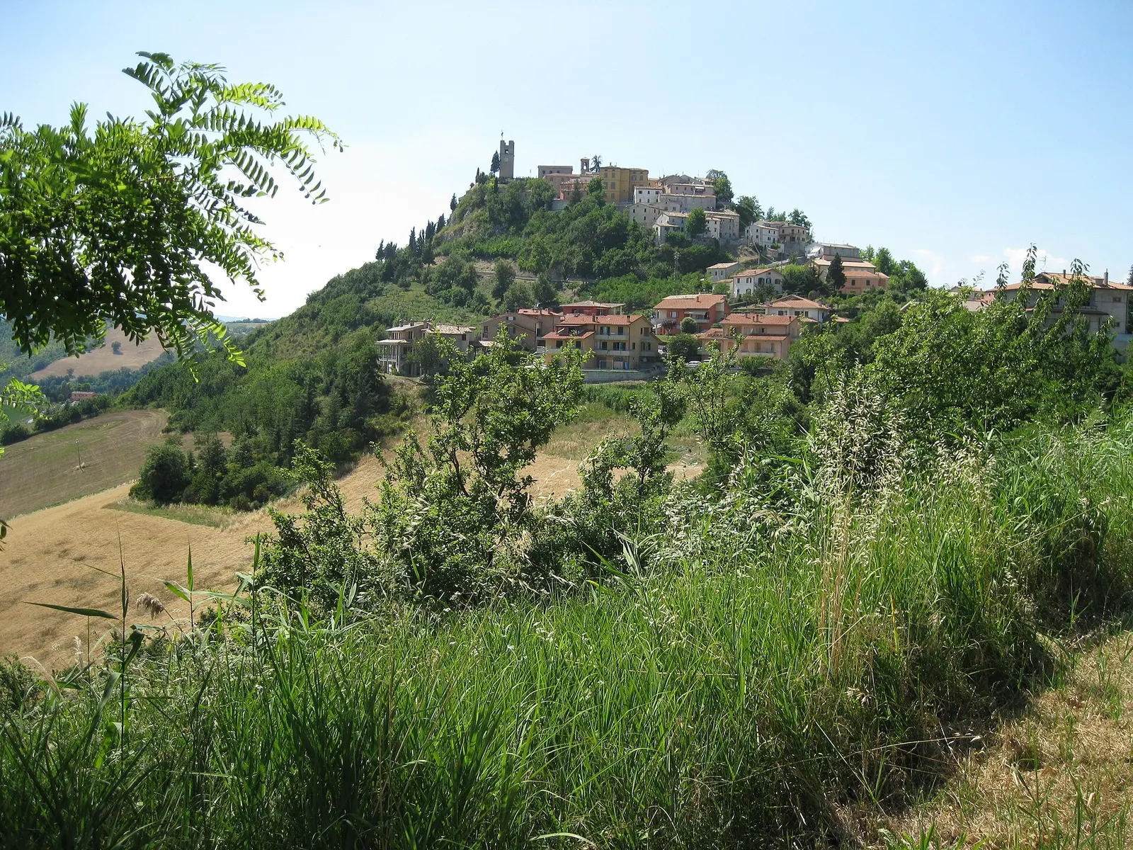 Borgo medievale di Peglio arroccato sulla collina tra il verde delle Marche settentrionali