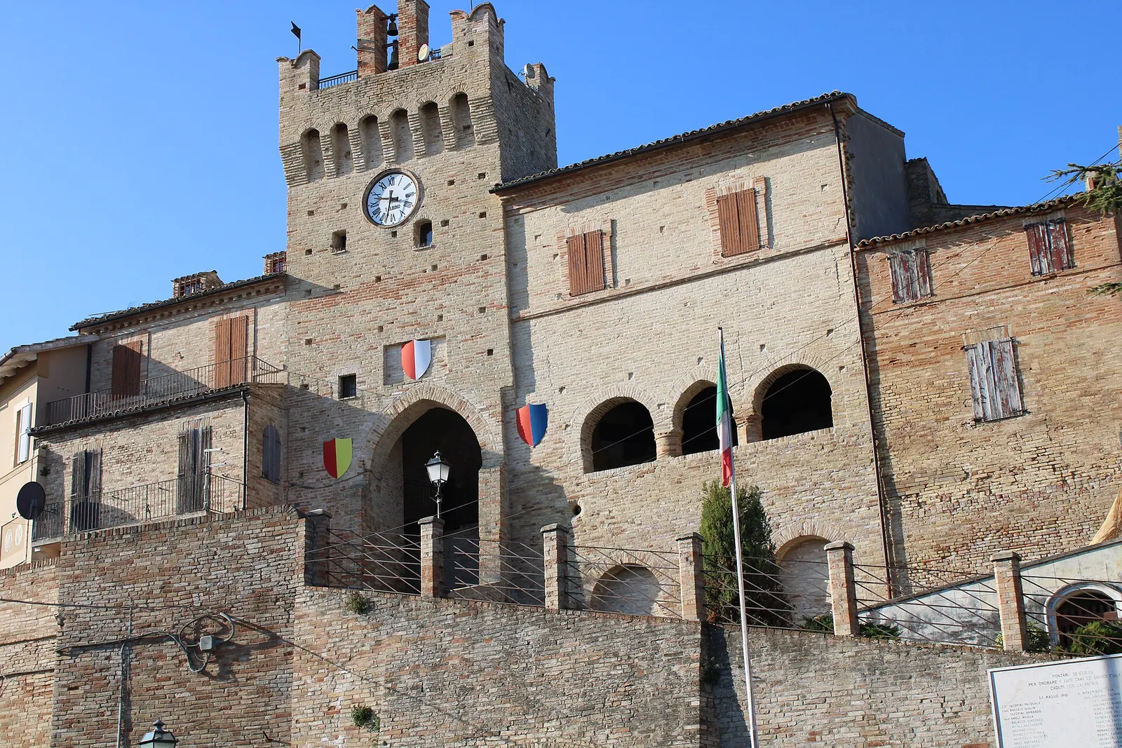Torre civica merlata e palazzo storico in mattoni nel centro medievale di Ponzano di Fermo