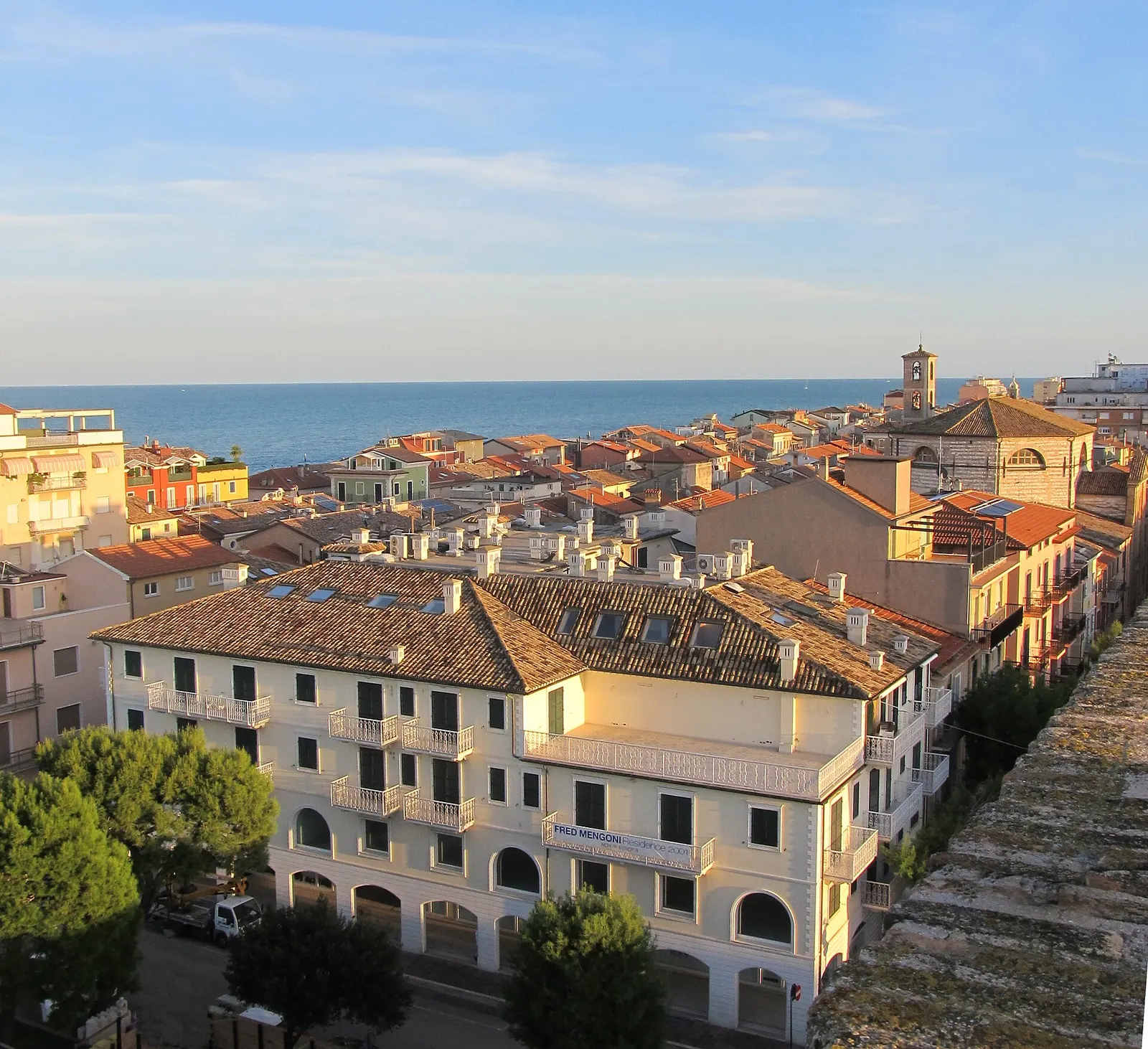 Panorama del centro storico di Porto Recanati con tetti colorati e campanile sul mare Adriatico