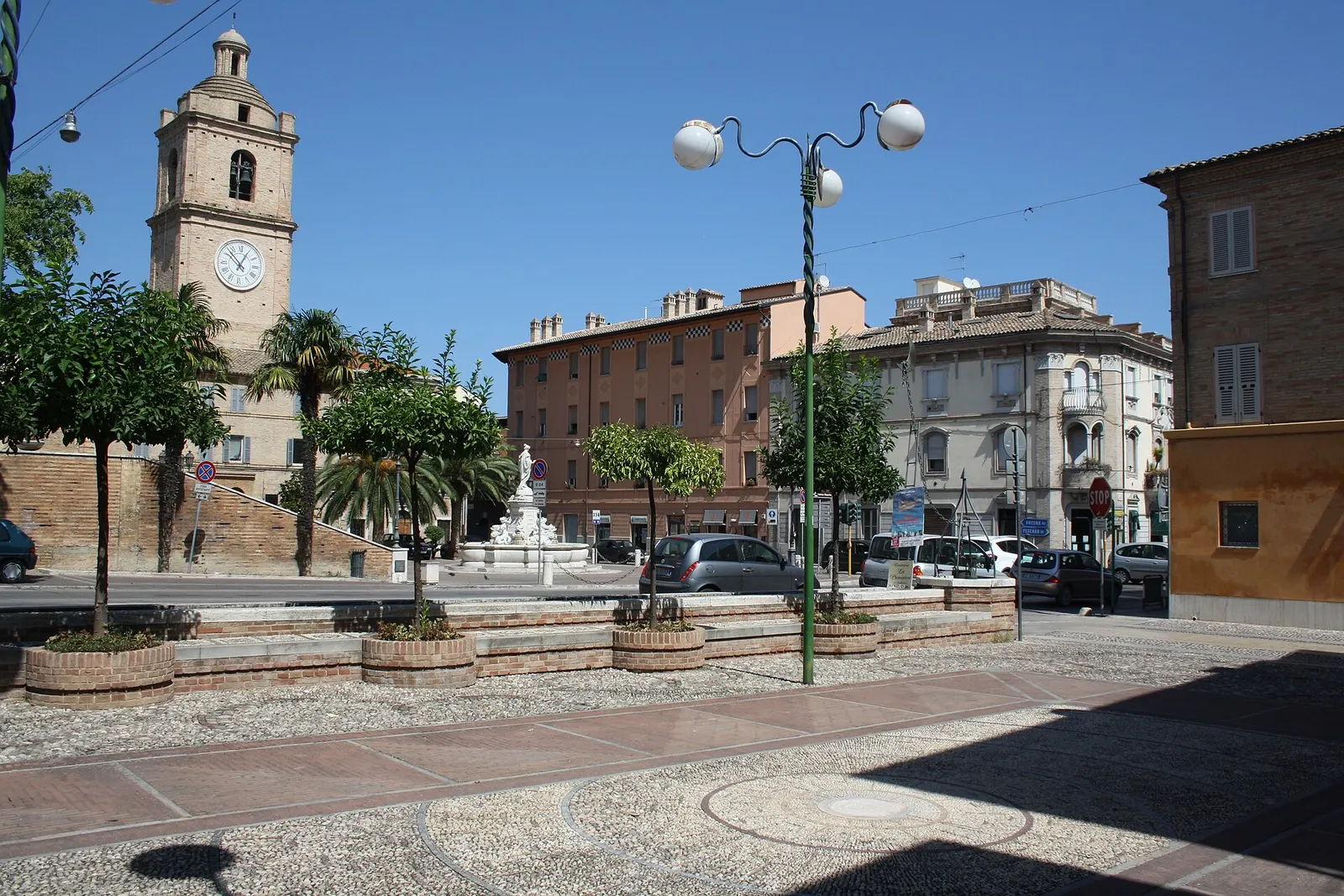 Torre dell'Orologio e piazza principale del centro storico di Porto San Giorgio nelle Marche