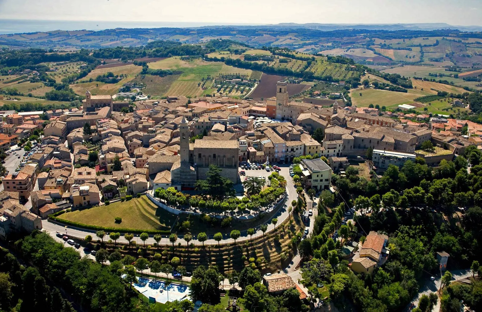Veduta aerea del centro storico di Potenza Picena con le colline marchigiane sullo sfondo