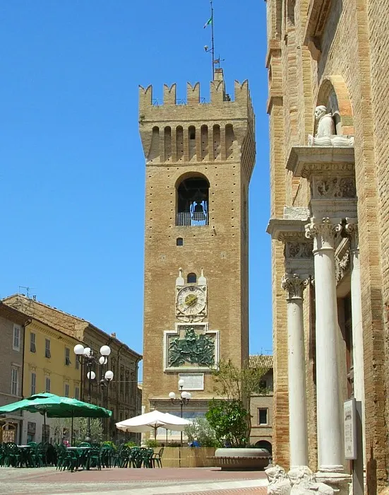 Torre civica merlata e portico rinascimentale nella piazza principale di Recanati nelle Marche