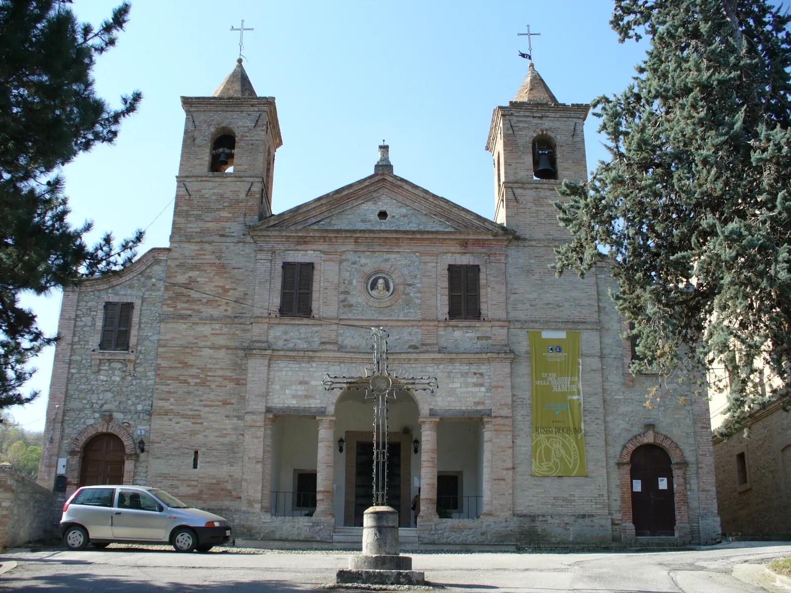Facciata in mattoni della chiesa storica di Rotella con due campanili gemelli nella provincia di Ascoli Piceno