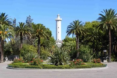 Faro bianco Monumento ai Caduti tra palme e giardini a San Benedetto del Tronto