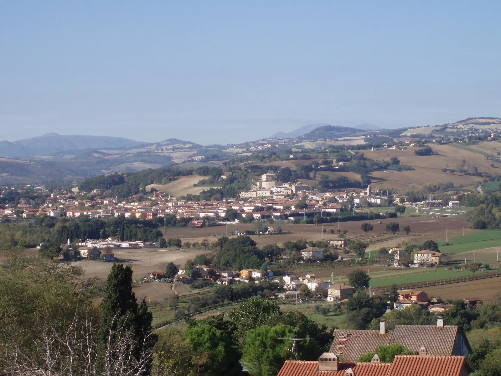 Panorama delle colline marchigiane con il centro storico di San Lorenzo in Campo in provincia di Pesaro e Urbino
