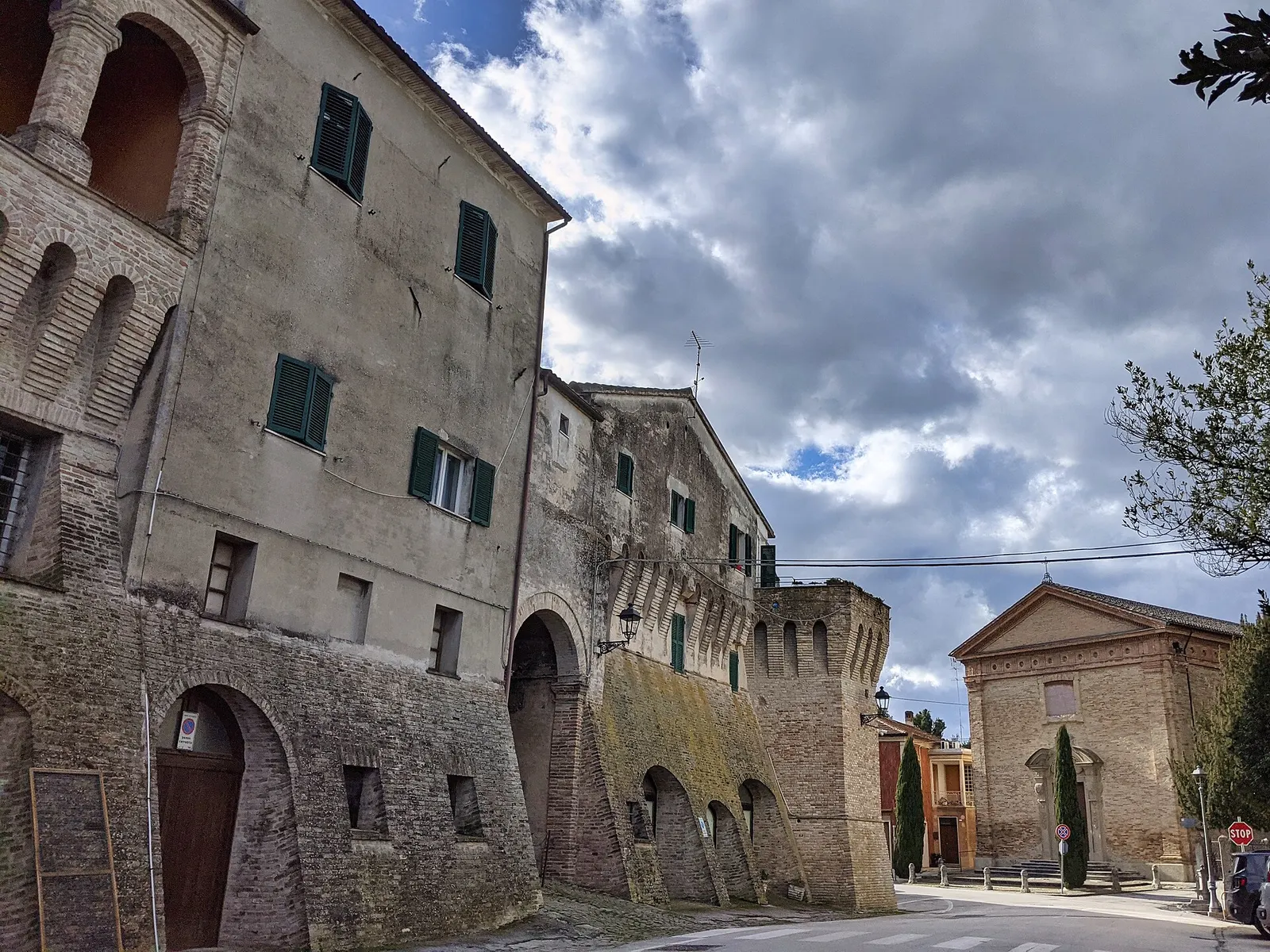 Centro storico di San Marcello con antichi palazzi in mattoni e architettura medievale marchigiana