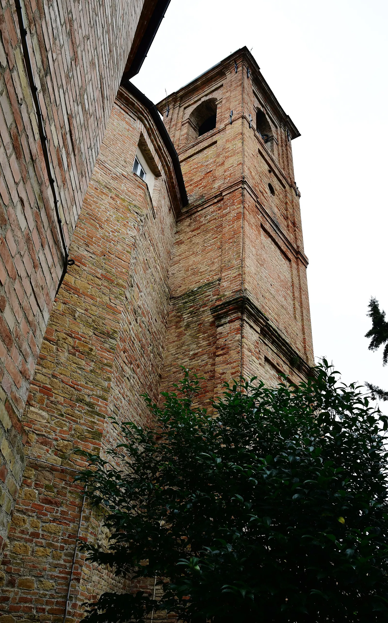 Torre campanaria in mattoni vista dal basso nel centro storico di San Paolo di Jesi