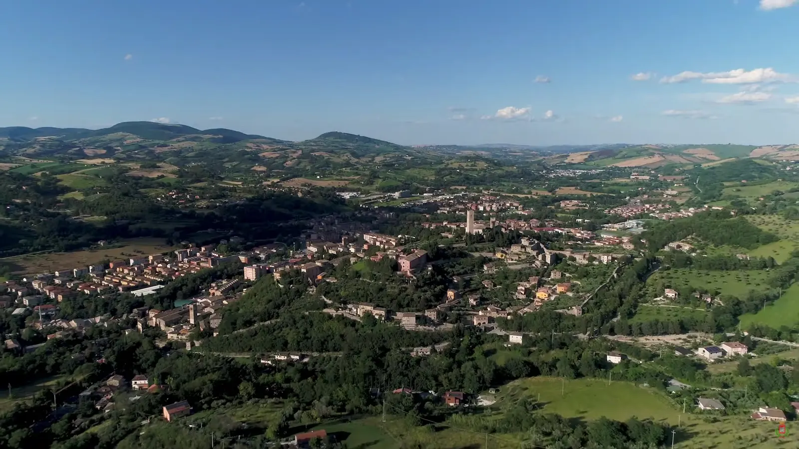 Veduta aerea di San Severino Marche con il centro storico tra le colline verdi marchigiane