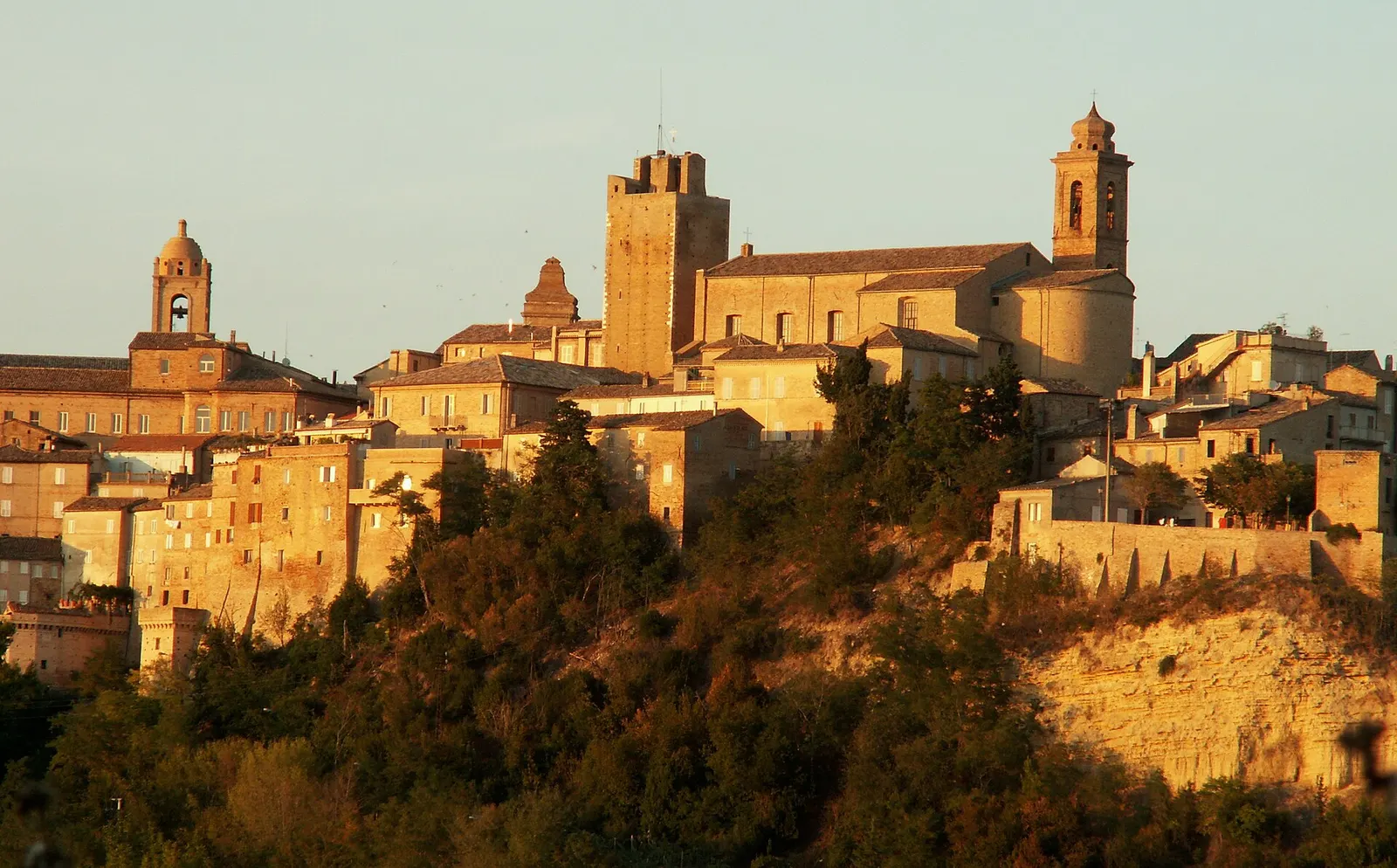 Centro storico di Sant'Elpidio a Mare al tramonto con torre campanaria e chiesa sulla collina marchigiana