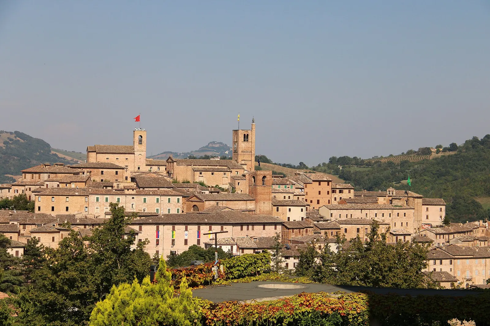 Centro storico di Sarnano con torri medievali e campanili sulle colline marchigiane dei Monti Sibillini