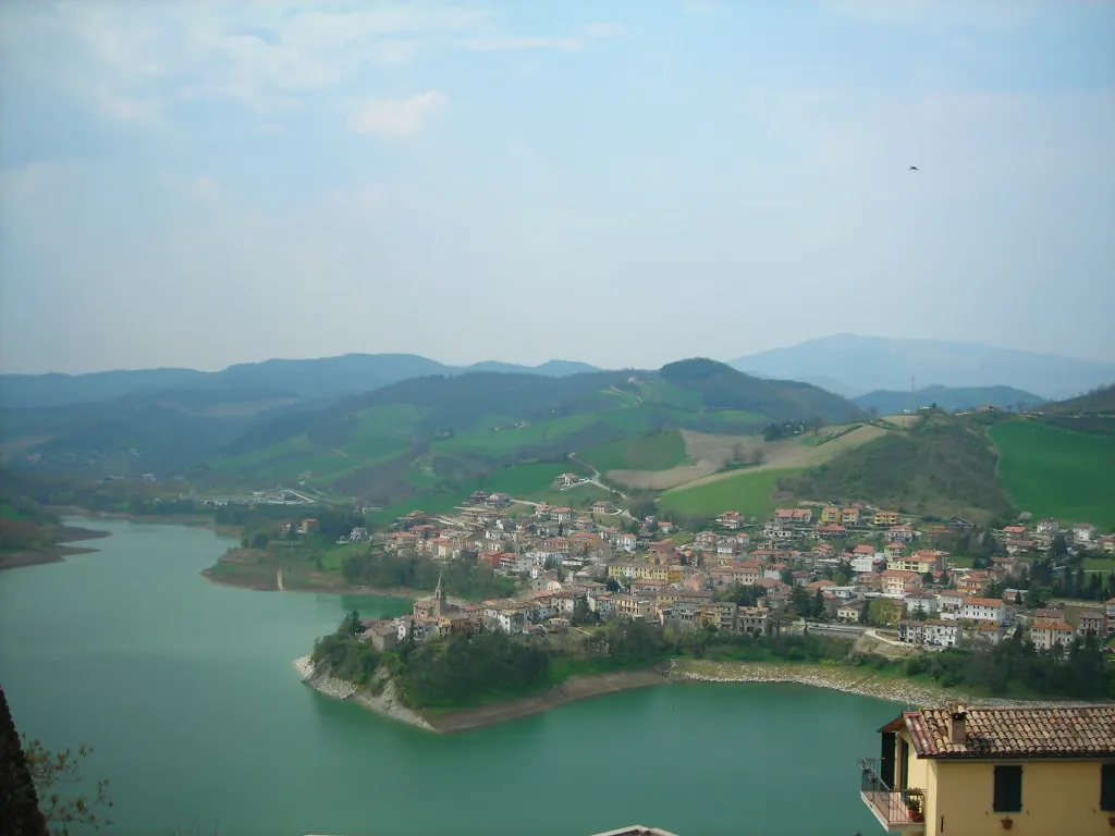 Veduta panoramica di Sassocorvaro Auditore sul Lago di Mercatale tra le colline marchigiane