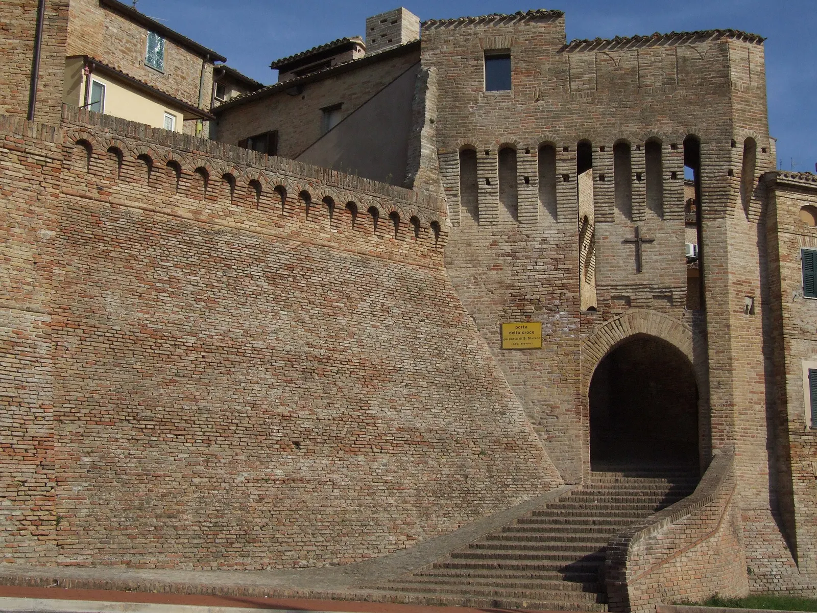 Mura medievali in cotto e porta d'accesso al centro storico di Serra de' Conti nelle Marche