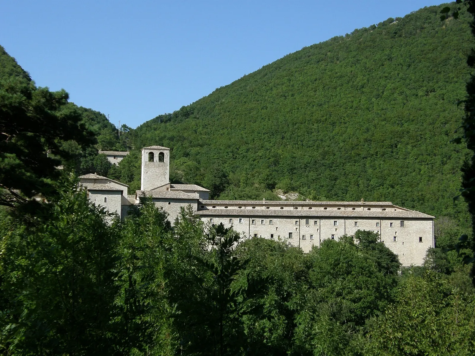 Monastero di Fonte Avellana tra le colline verdi di Serra Sant'Abbondio nelle Marche