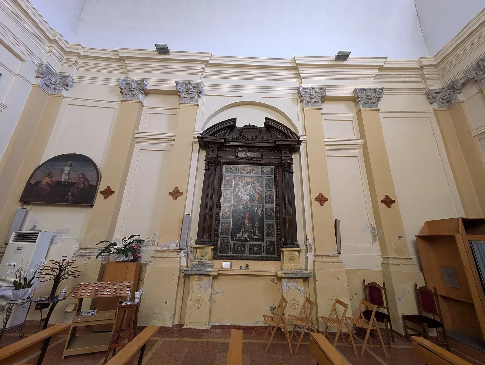 Interno di chiesa storica con altare ligneo e capitelli decorati a Terre Roveresche