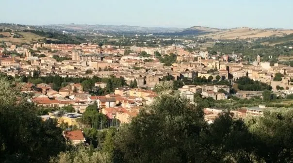 Panorama del centro storico di Tolentino con le colline marchigiane sullo sfondo