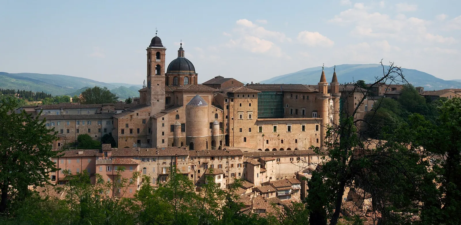 Palazzo Ducale e cupola della cattedrale dominano il centro storico di Urbino tra le colline marchigiane