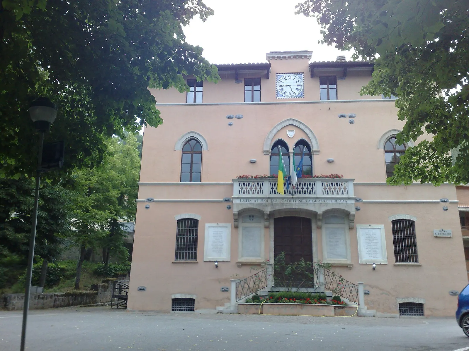 Palazzo storico con orologio e balcone nel centro di Ussita in provincia di Macerata