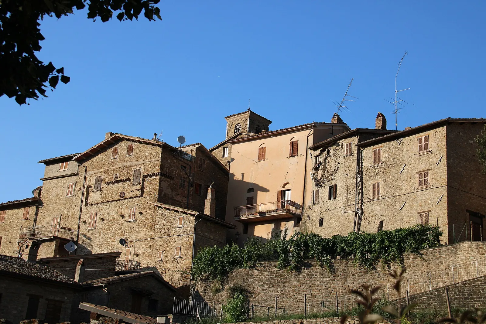 Centro storico di Valfornace con case in pietra e torre campanaria tra i borghi montani del maceratese