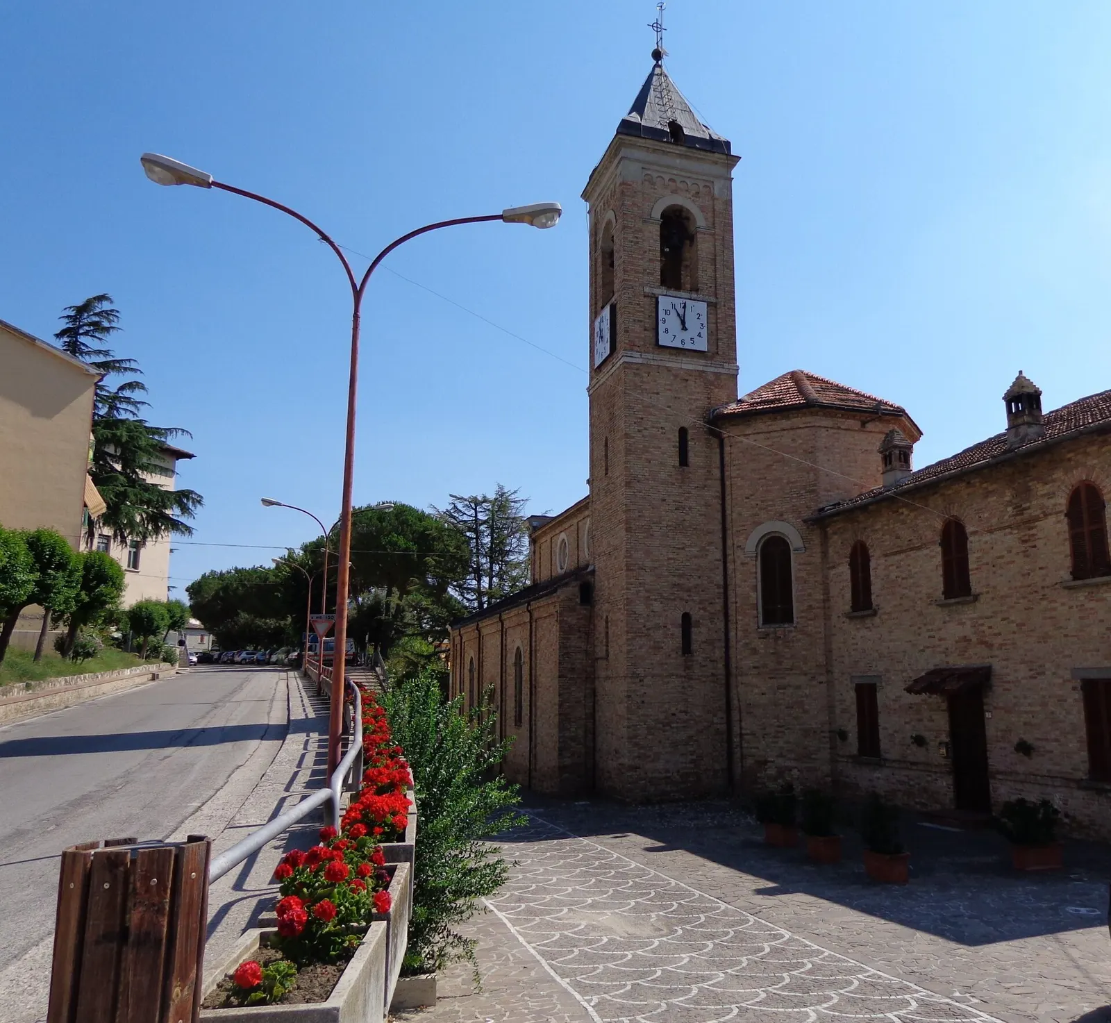 Chiesa in mattoni con campanile e orologio nel centro storico di Venarotta in provincia di Ascoli Piceno
