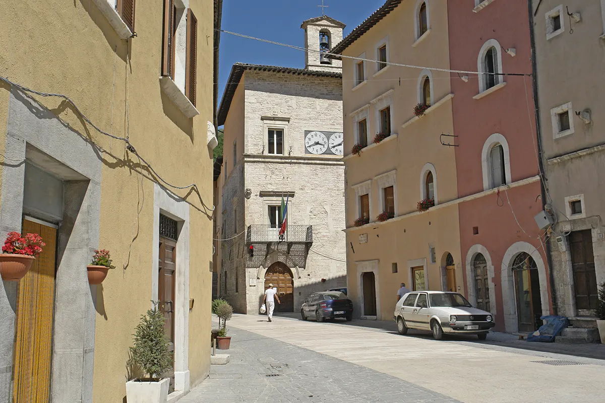 Centro storico di Visso con case colorate e torre campanaria medievale tra i Monti Sibillini nelle Marche