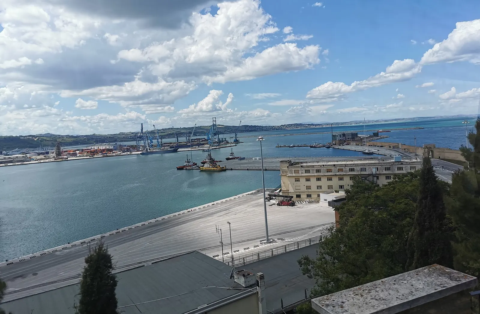 Vista panoramica del porto di Ancona con mare Adriatico e gru portuali dal colle del Duomo di San Ciriaco