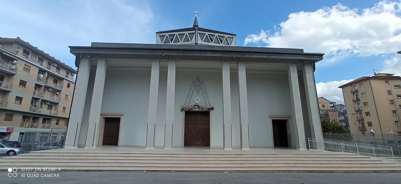 Facciata neoclassica del Teatro Ventidio Basso ad Ascoli Piceno con colonne e timpano ottagonale