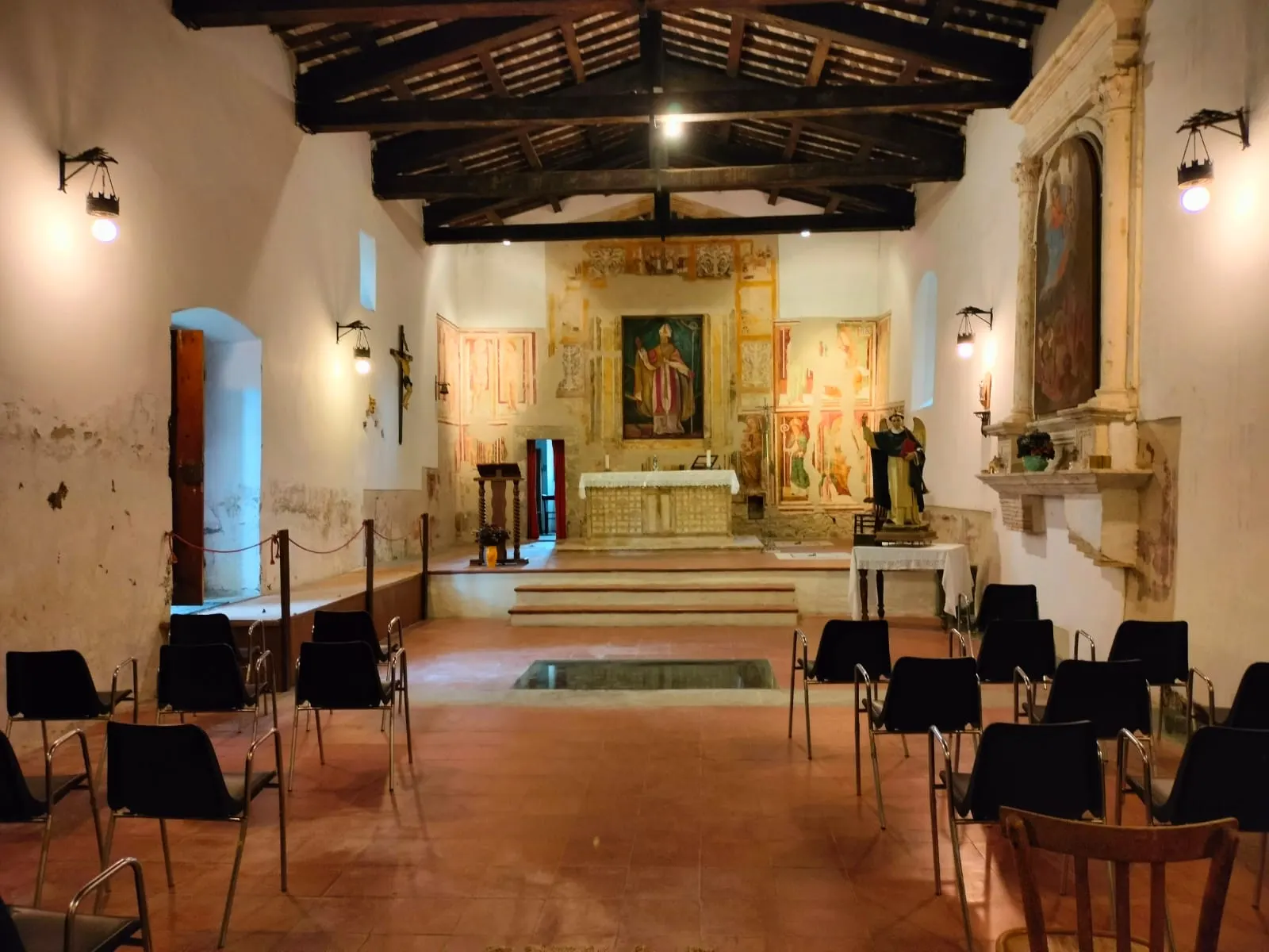 Interno della cripta della Cattedrale di Sant'Emidio ad Ascoli Piceno con altare e travi a vista