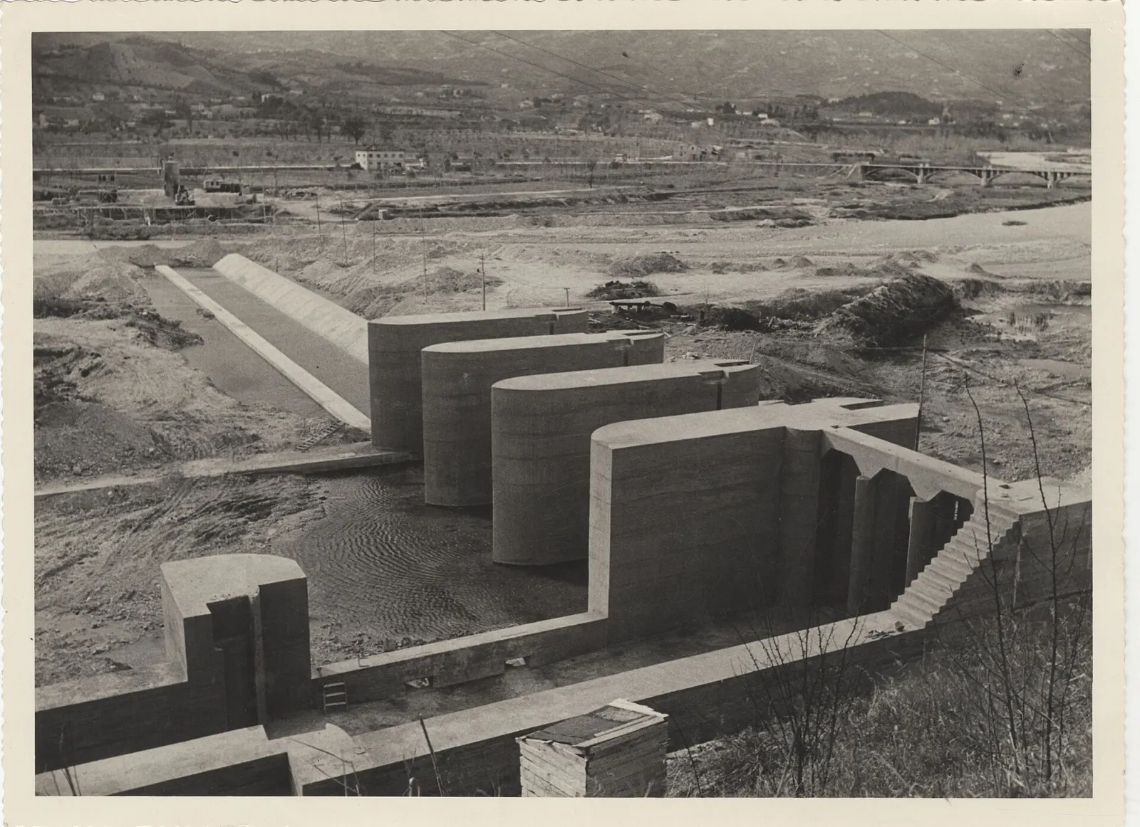 Architettura modernista del Museo Licini ad Ascoli Piceno con volumi geometrici in cemento nel paesaggio marchigiano