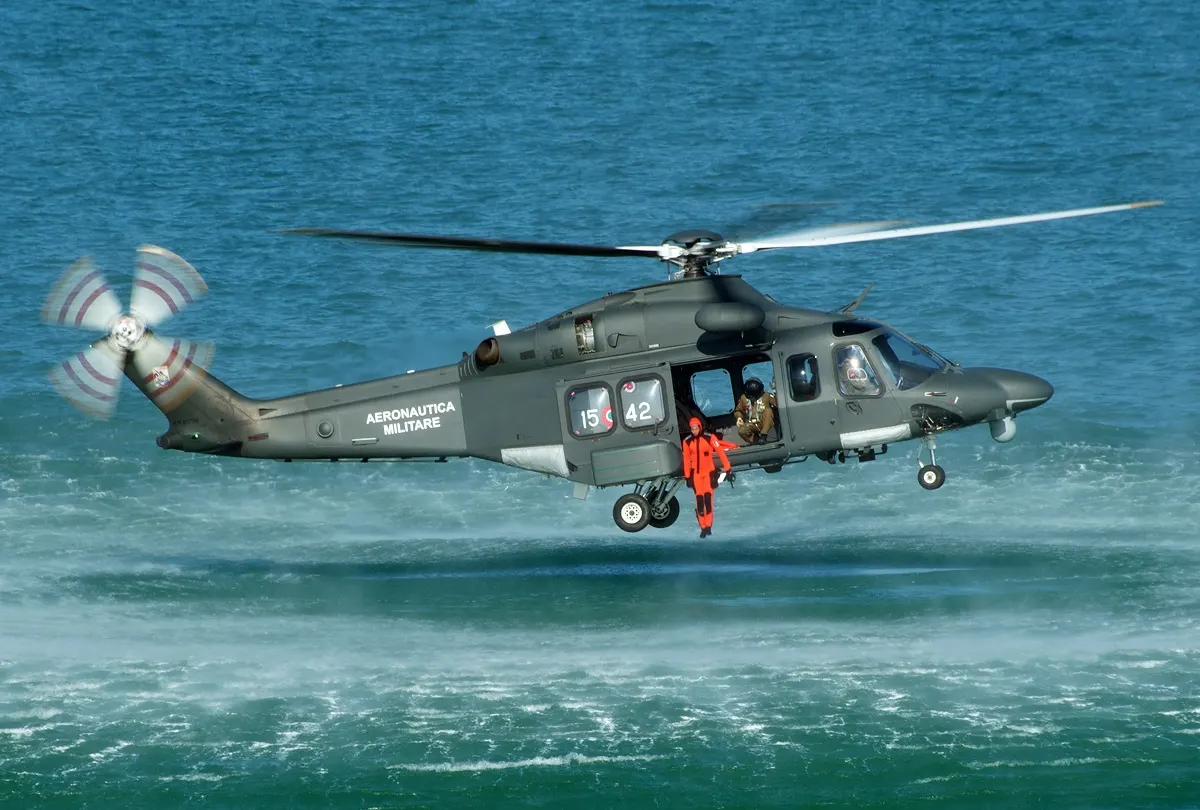 Elicottero dell'Aeronautica Militare in volo radente sul mare Adriatico delle Marche