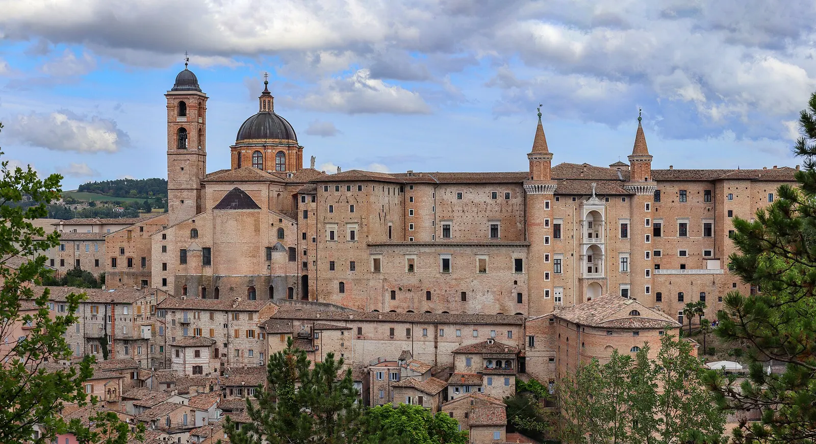 Palazzo Ducale e centro storico di Urbino città natale di Raffaello Sanzio nelle Marche