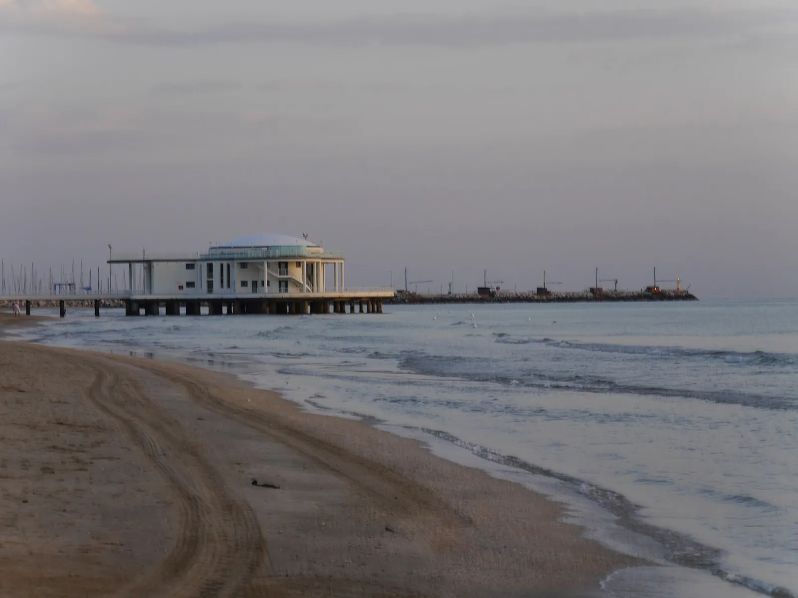 Spiaggia di Baia Canaria a Senigallia con stabilimento balneare su palafitte e mare Adriatico all'alba