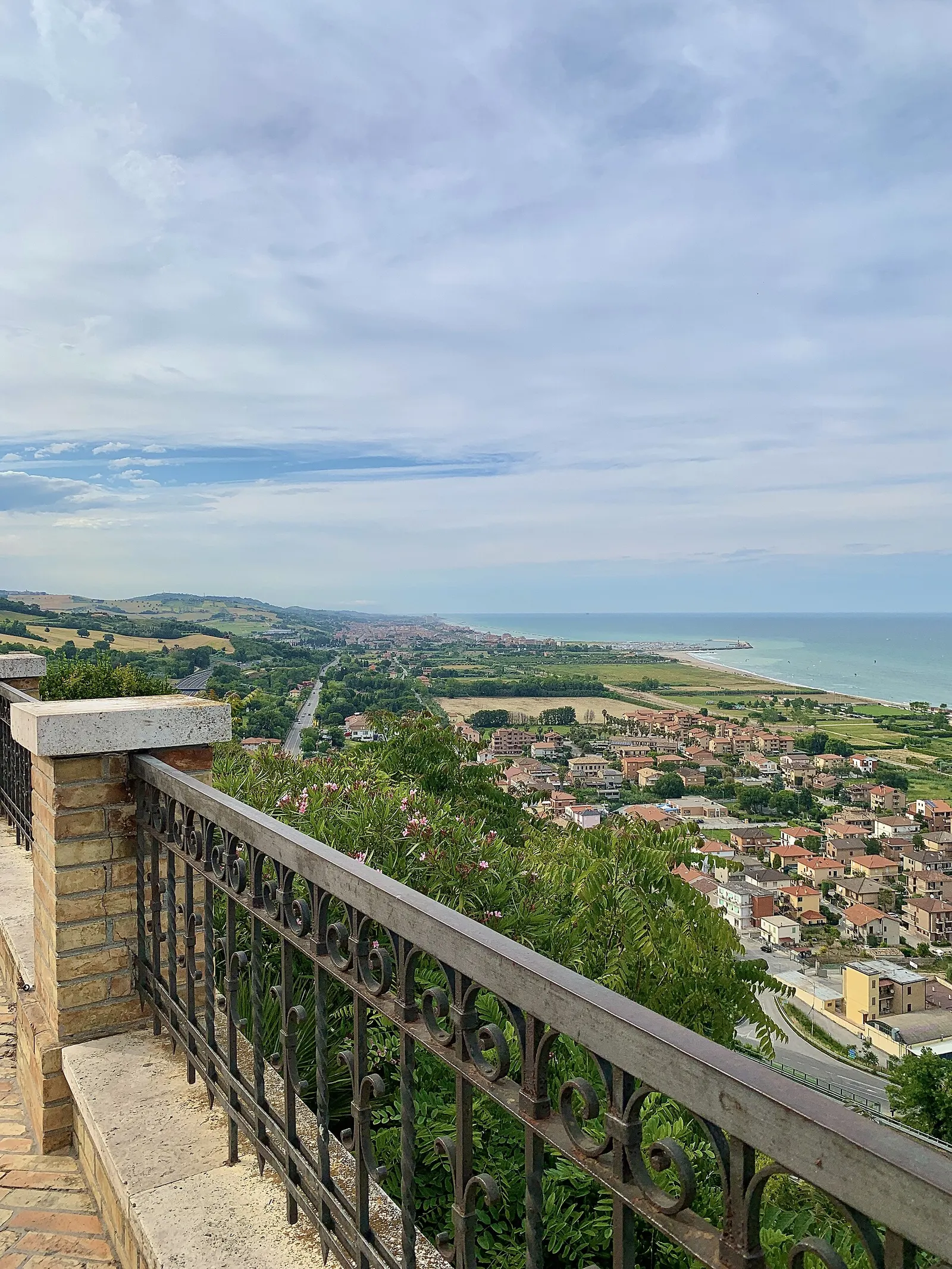 Vista panoramica dalla terrazza di Torre di Palme sulla costa adriatica marchigiana e il borgo sottostante