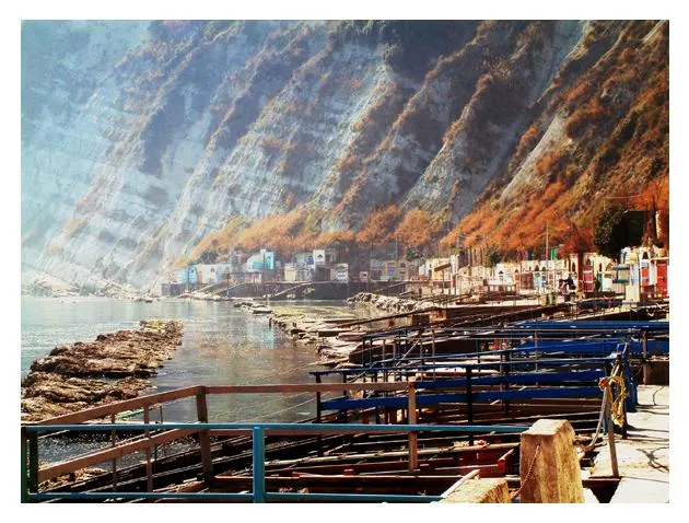 Spiaggia del Passetto ad Ancona con grotte scavate nella falesia calcarea e stabilimenti balneari