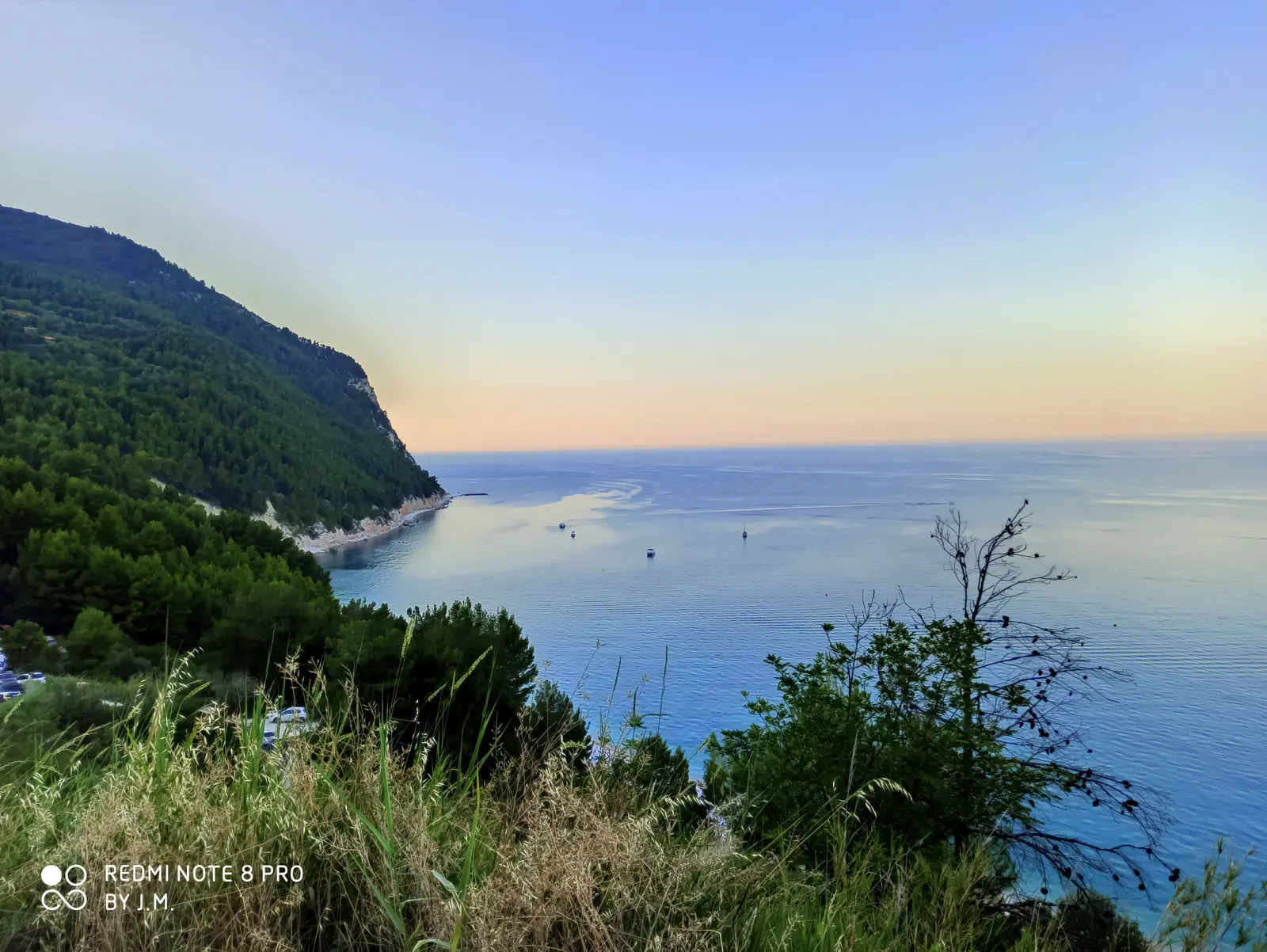 Vista panoramica della spiaggia delle Due Sorelle con i faraglioni gemelli e il Monte Conero a Sirolo