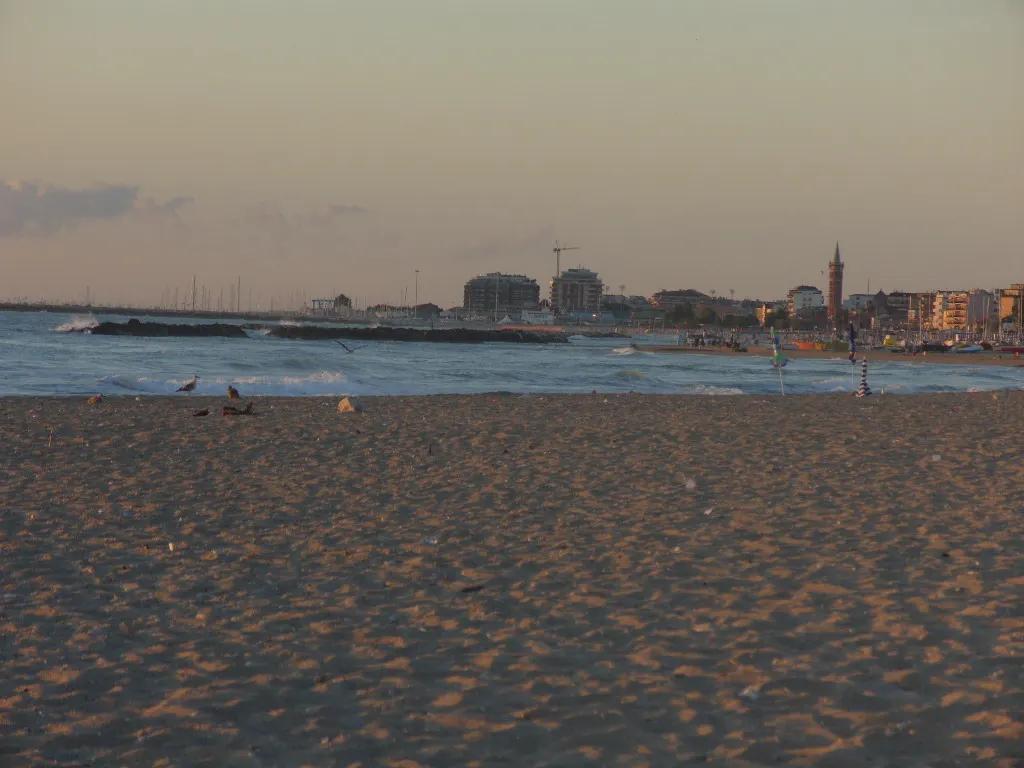 Spiaggia sabbiosa e mare Adriatico al tramonto sul Lungomare Sud di Civitanova Marche
