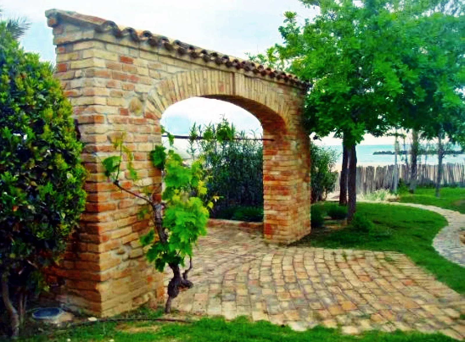 Arco in mattoni e vite lungo il Lungomare Sud di San Benedetto del Tronto con vista sul mare Adriatico