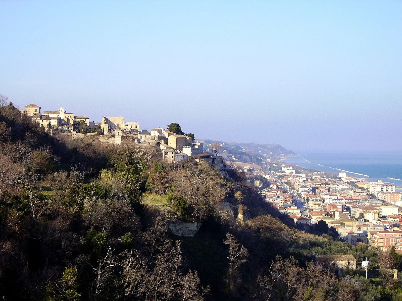 Borgo medievale di Marano arroccato sulla collina che digrada verso il litorale adriatico di Cupra Marittima