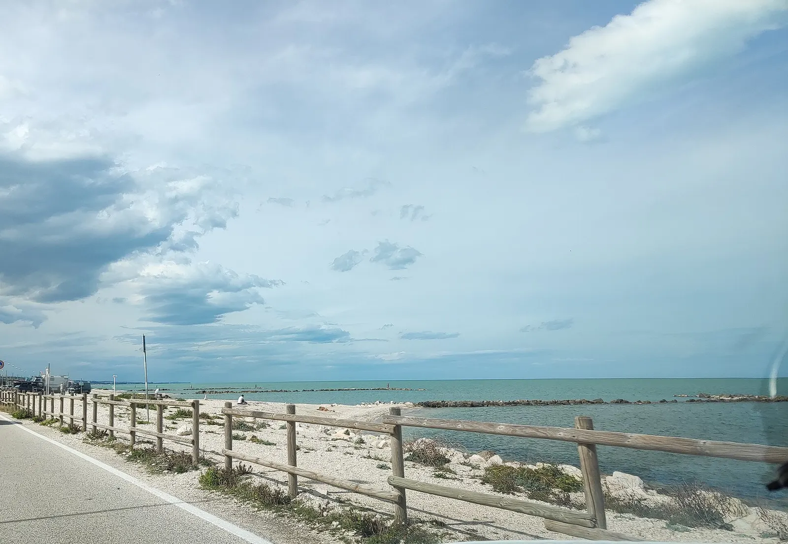 Lungomare con staccionata bianca e spiaggia sabbiosa sul Mare Adriatico a Marina di Montemarciano
