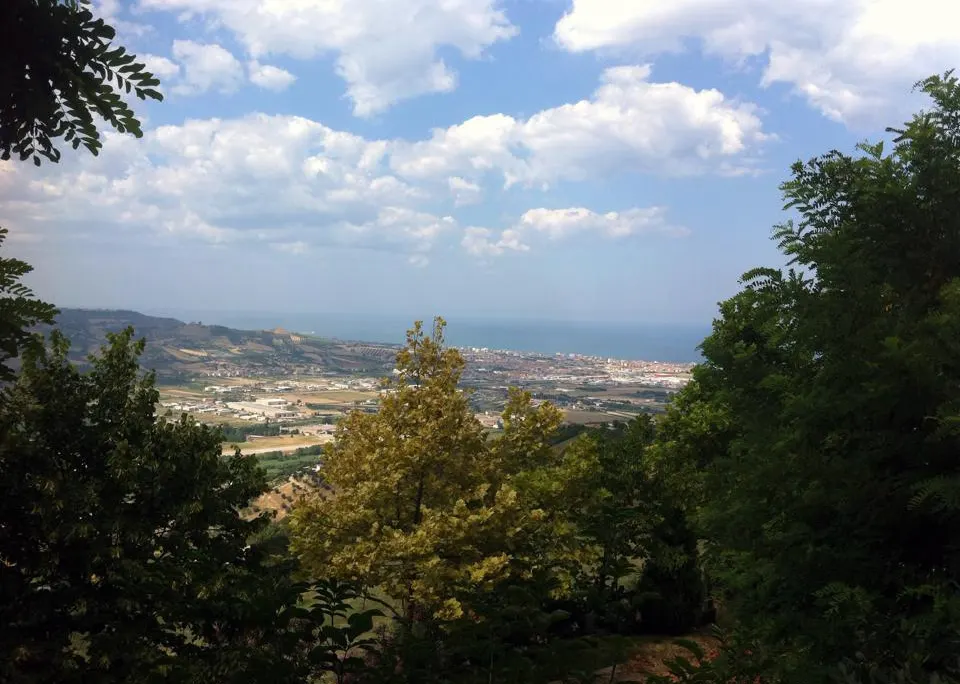 Veduta panoramica di Porto d'Ascoli e del mare Adriatico dall'entroterra collinare marchigiano