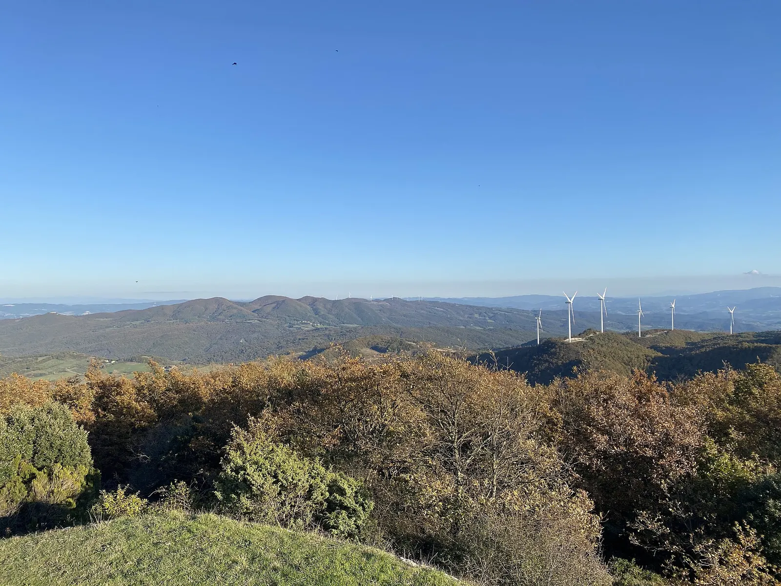 Panorama delle colline del Monte Conero con pale eoliche e mare Adriatico sullo sfondo a Portonovo