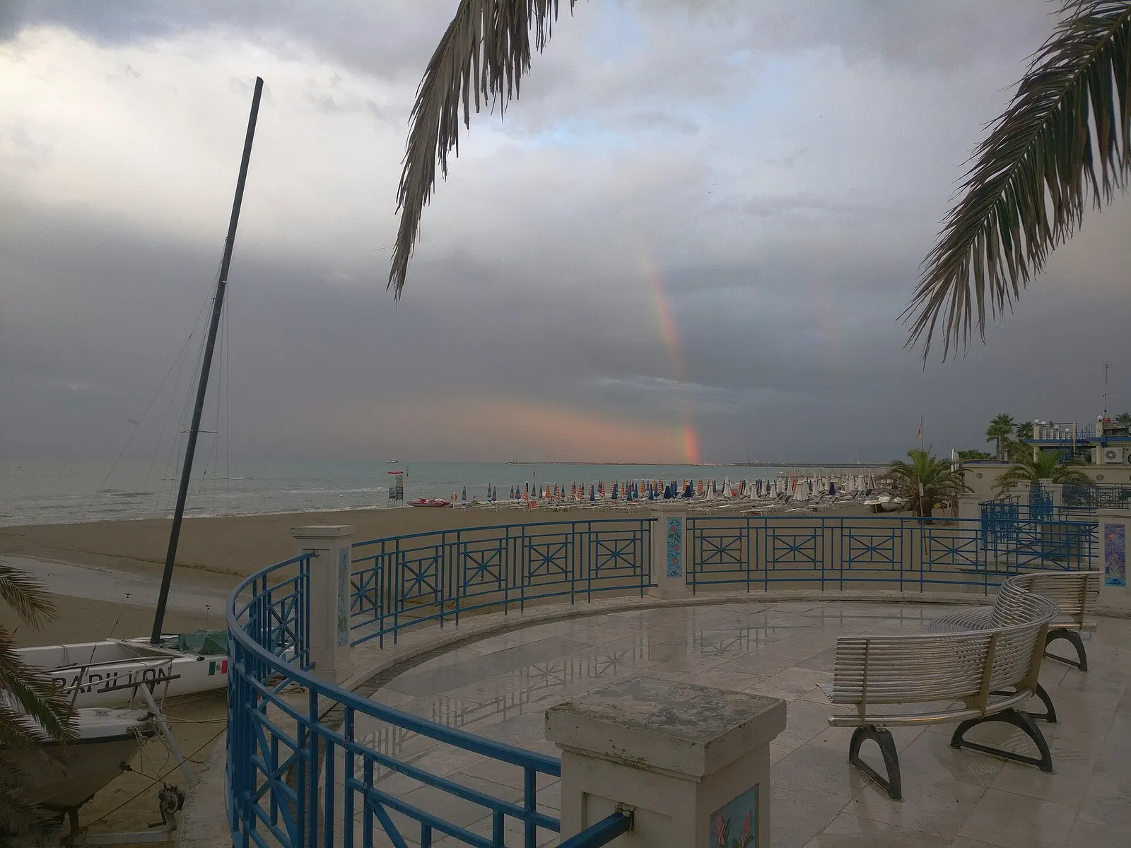 Lungomare di Borgo Marina a Grottammare con arcobaleno sul mare Adriatico e stabilimenti balneari sulla spiaggia