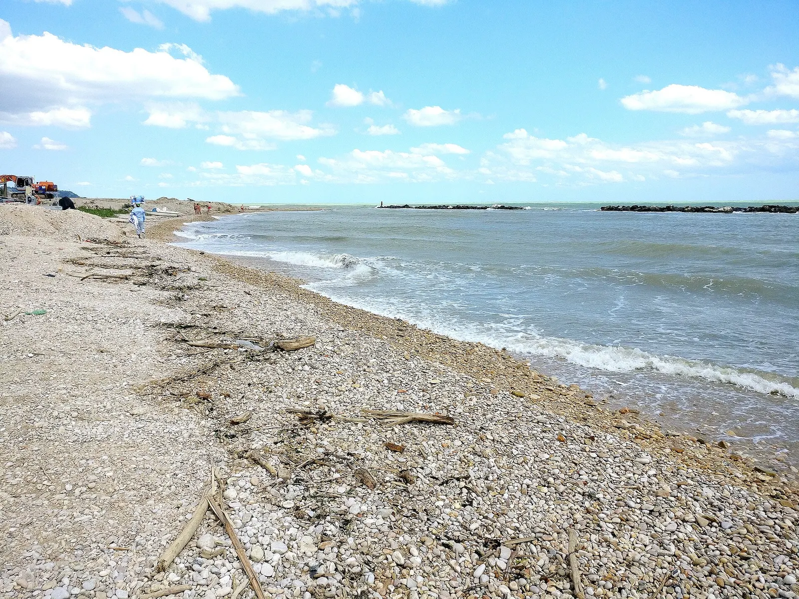 Spiaggia di ciottoli e mare Adriatico con frangiflutti a Pedaso nelle Marche