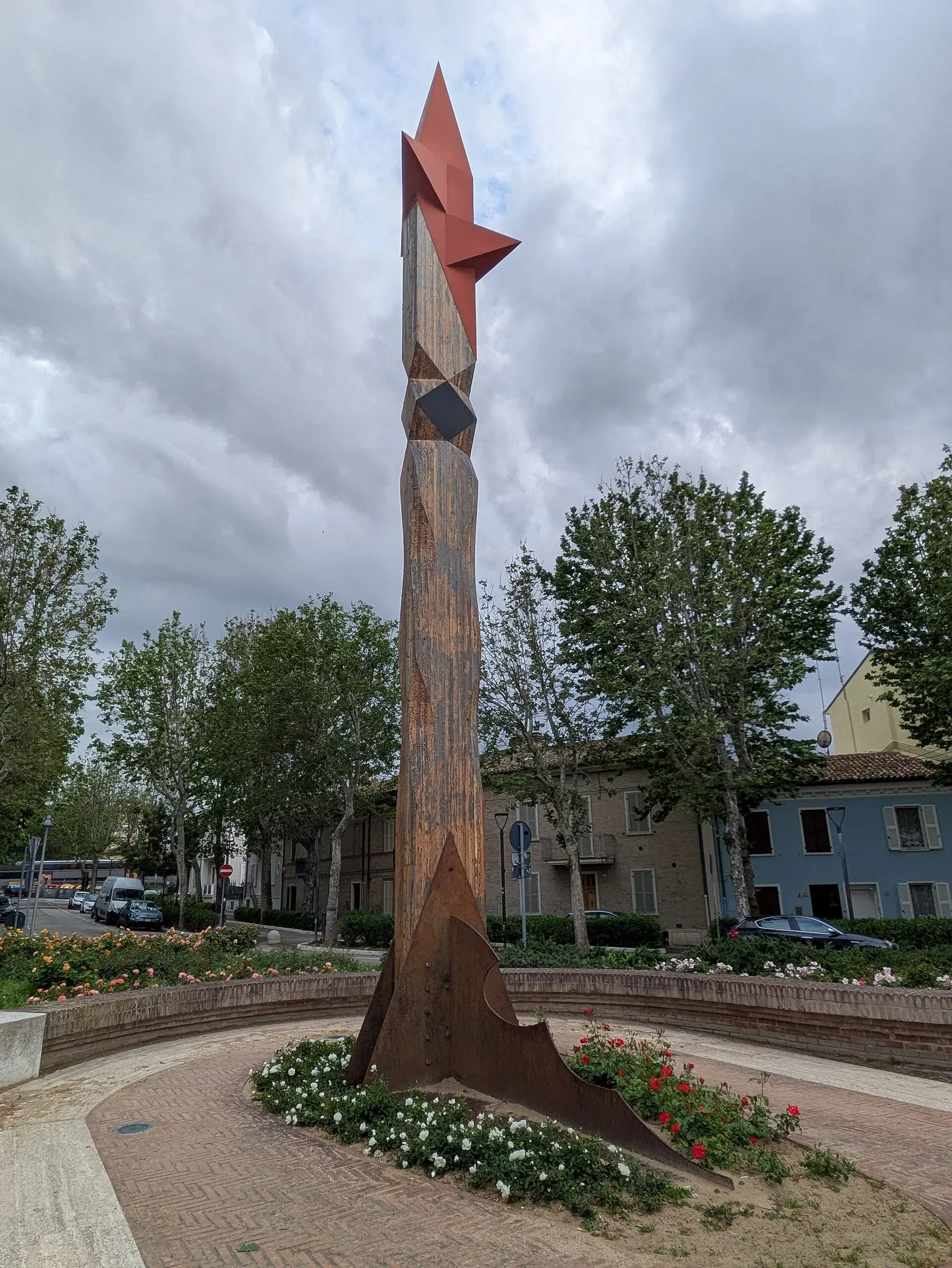 Scultura in legno con stella rossa sul lungomare della Spiaggia di Ponente a Fano