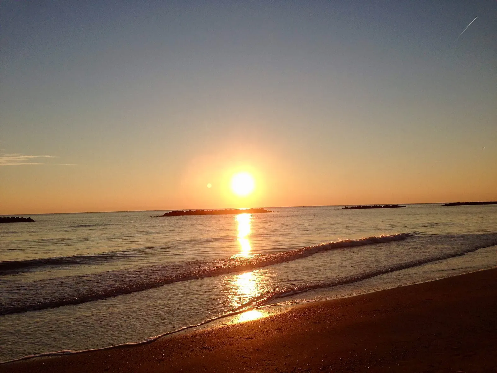 Alba sul mare Adriatico dalla spiaggia sabbiosa di Porto San Giorgio nelle Marche