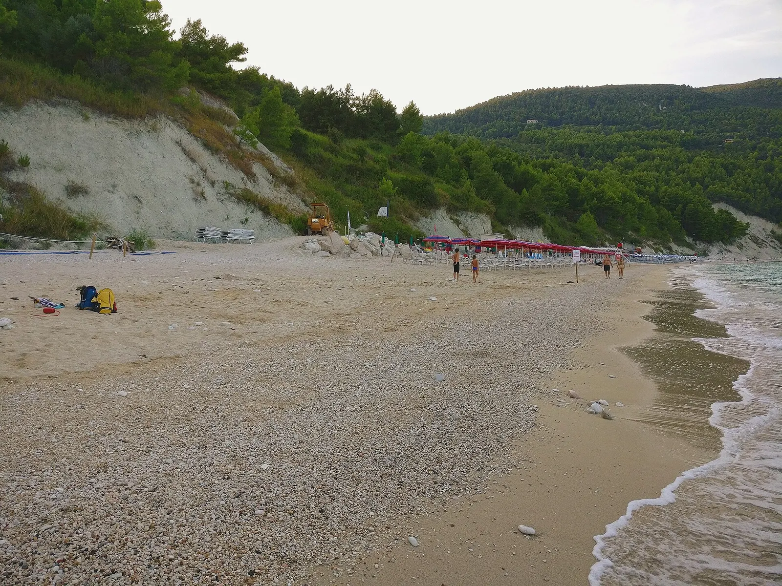Spiaggia San Michele a Sirolo con bagnanti, stabilimento balneare e scogliere bianche del Monte Conero